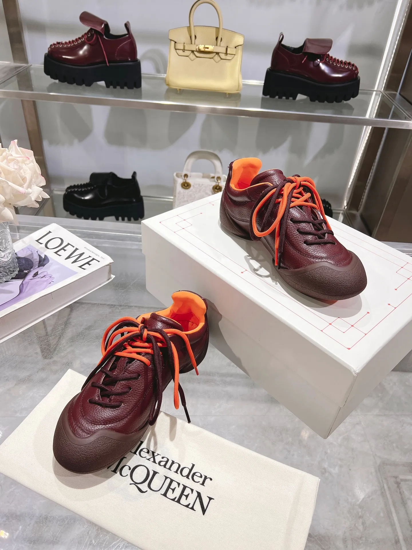 p580💰Couple model 𝐀𝐥𝐞𝐱𝐚𝐧𝐝𝐞𝐫 𝐌𝐜𝐐𝐮𝐞𝐞𝐧#/Alexander McQueen’s latest Flexion series, retro, casual, sneakers, original purchase, development, production, this Flexion Off Low-top sneakers in white grained leather with varying sized laces and an anatomically inspired lightweight segmented sole. The reverse skull pattern is embossed on the heel. Fabric: Original customized imported first-layer cowhide. Lining: Customized imported breathable mesh lining. Sole: Original open-molded non-slip TPU material. Bottom thickness: 2CM. Size: #Female size 35-40 (40 customized, non-refundable) #Men’s code 39-45 (45 customized, non-refundable)